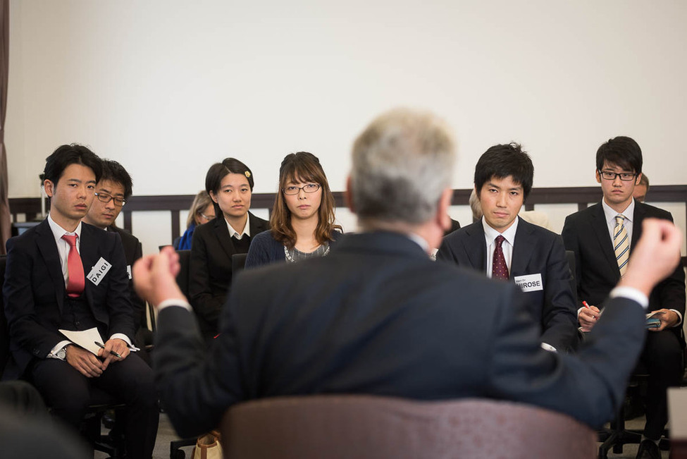 Bundespräsident Joachim Gauck beim Gespräch mit Studierenden und Doktoranden der Universität Kyoto anlässlich des offiziellen Besuchs in Japan