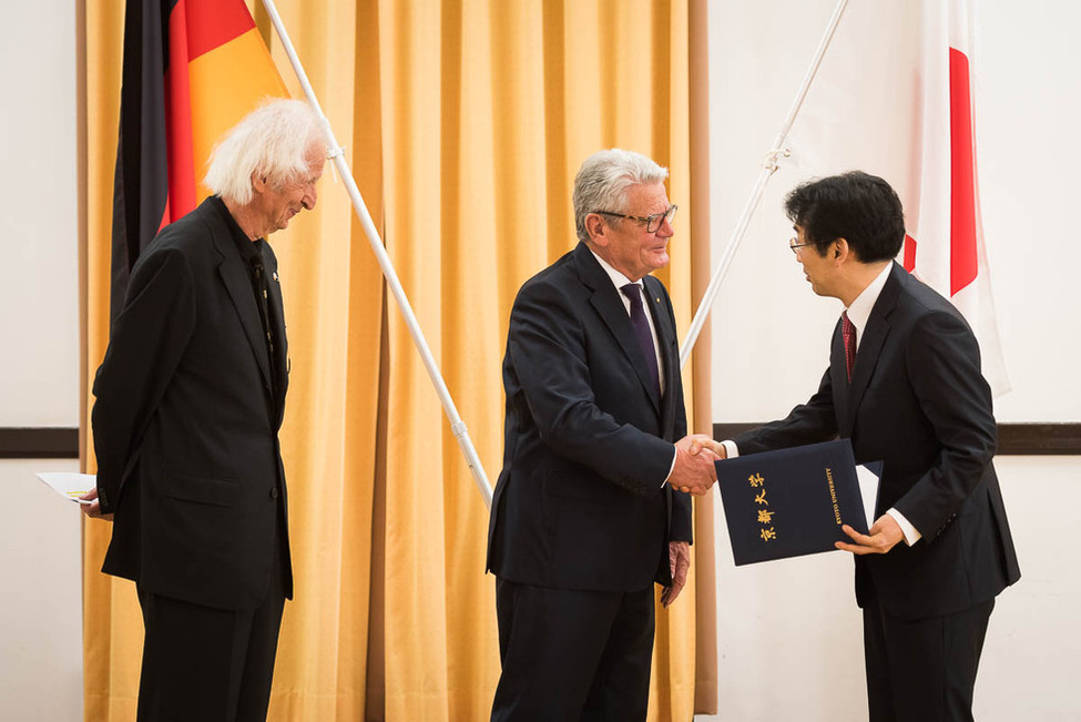 Bundespräsident Joachim Gauck verleiht den Philipp Franz von Siebold-Preises an Takeshi Kawasaki anlässlich des offiziellen Besuchs in Japan