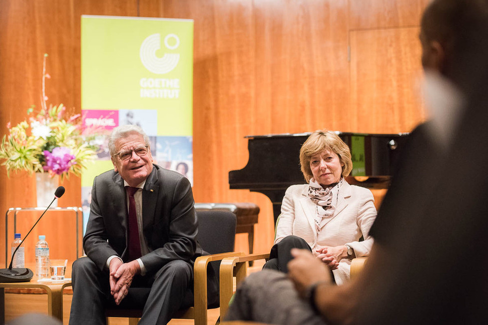 Bundespräsident Joachim Gauck und Daniela Schadt im Gespräch mit Stipendiaten und Künstlern zum Thema Kulturaustausch am Goethe Institut, Villa Kamogawa, anlässlich des offiziellen Besuchs in Japan
