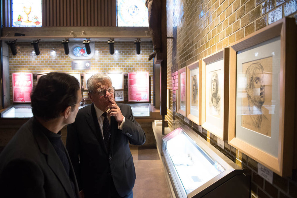 Bundespräsident Joachim Gauck bei einer Führung durch das Museum der 26 Christlichen Märtyrer anlässlich des offiziellen Besuchs in Japan