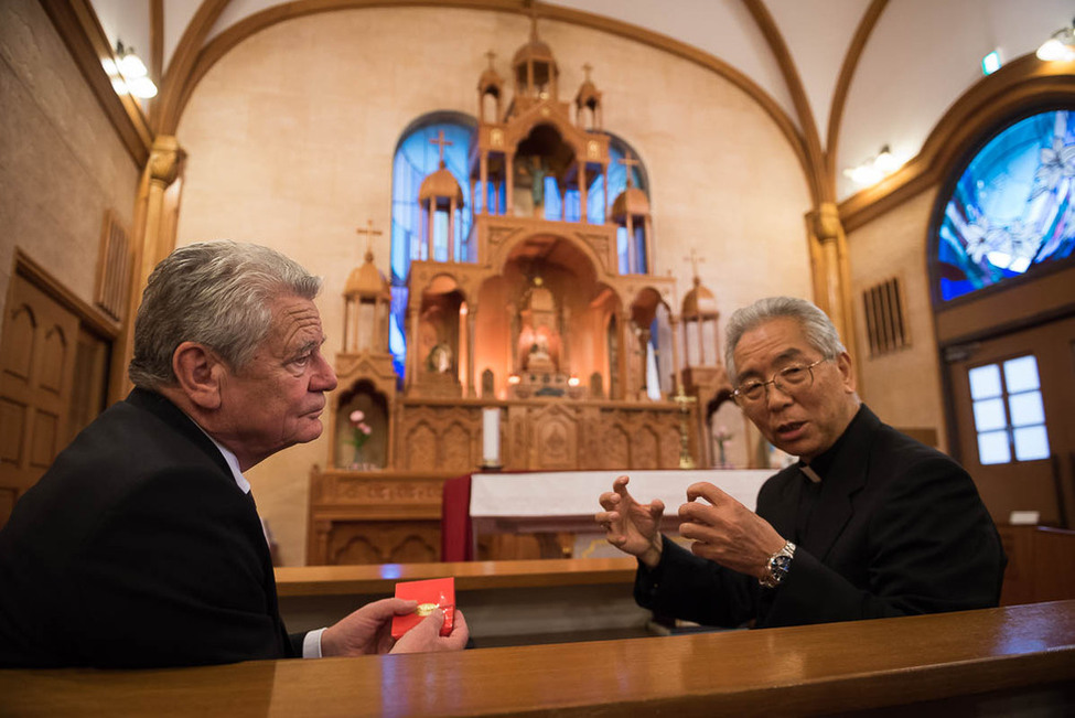 Bundespräsident Joachim Gauck beim Austausch mit dem Erzbischof Joseph Takami in der Urakami Kathedrale anlässlich des offiziellen Besuchs in Japan