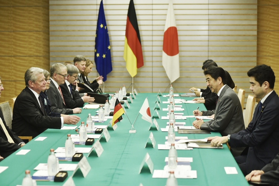 Bundespräsident Joachim Gauck bei einem Gespräch mit dem Ministerpräsidenten von Japan, Shinzo Abe, anlässlich des offiziellen Besuchs in Japan