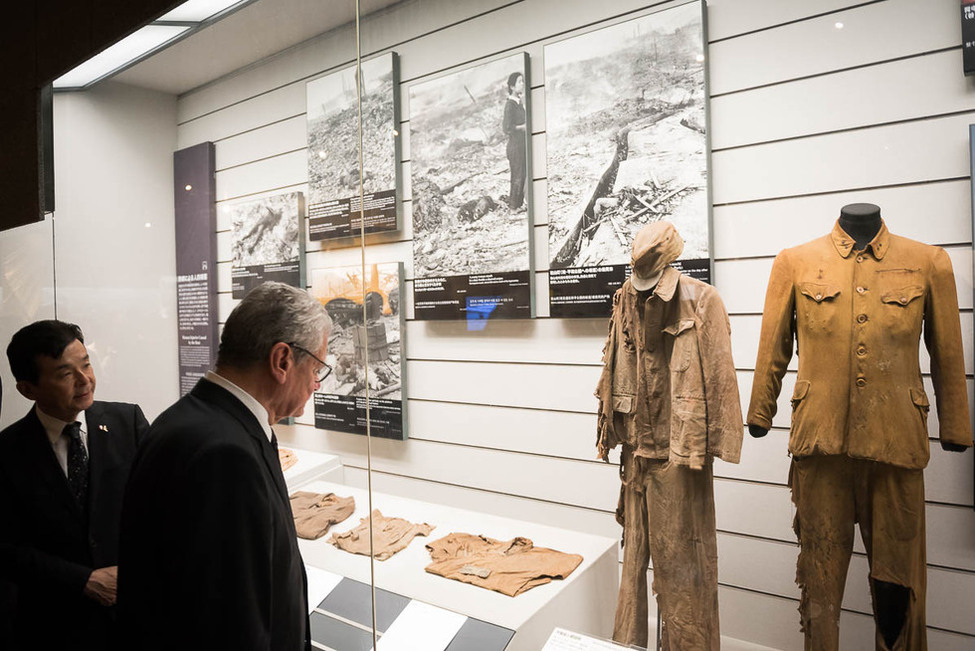 Bundespräsident Joachim Gauck und Daniela Schadt bei einem Rundgang durch das Atombombenmuseum anlässlich des offiziellen Besuchs in Japan