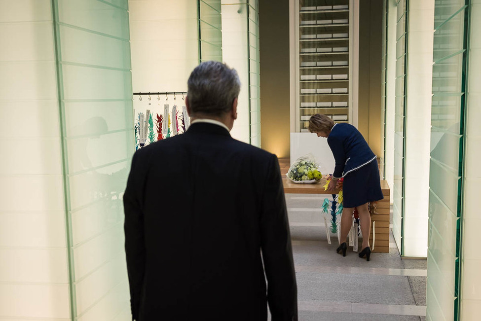 Bundespräsident Joachim Gauck und Daniela Schadt bei der Niederlegung einer von Schülerinnen und Schülern der deutschen Schule gebastelten Kranichkette anlässlich des offiziellen Besuchs in Japan