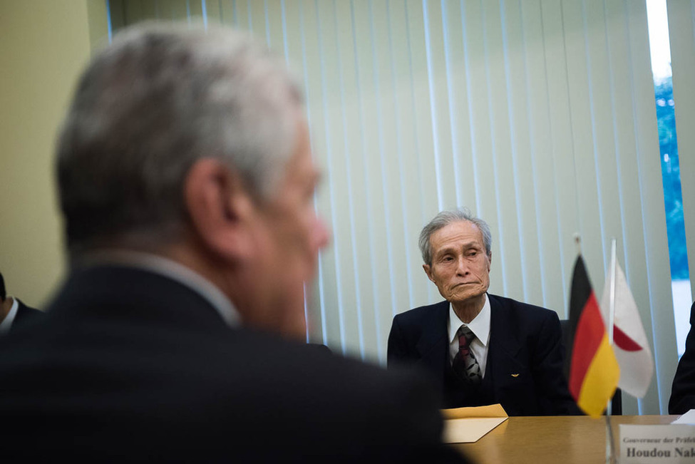 Bundespräsident Joachim Gauck Gespräch mit Sumiteru Taniguchi, Überlebender des Atombombenabwurfs, anlässlich des offiziellen Besuchs in Japan