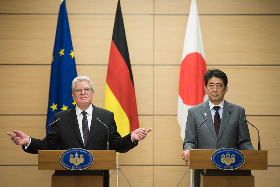 Bundespräsident Joachim Gauck bei einer Pressebegegnung mit dem Ministerpräsidenten von Japan, Shinzo Abe, anlässlich des offiziellen Besuchs in Japan