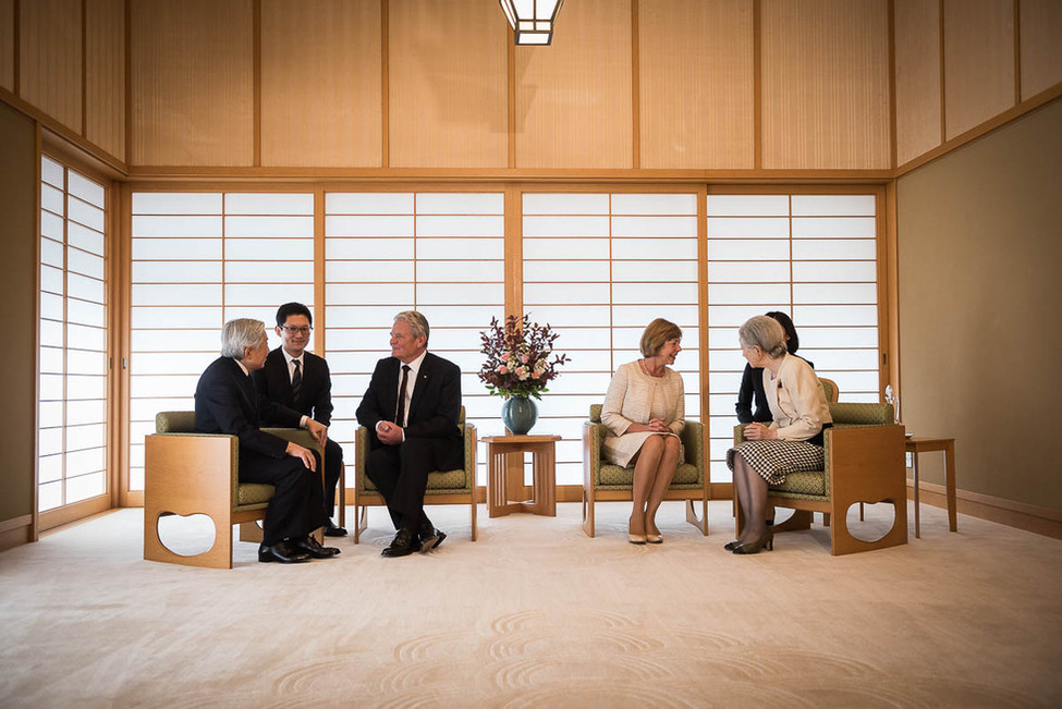 Bundespräsident Joachim Gauck und Daniela Schadt im Gespräch mit Kaiser Akihito und Kaiserin Michiko von Japan anlässlich des offiziellen Besuchs in Japan