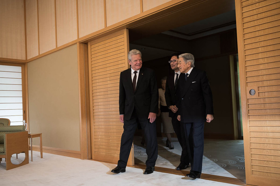 Bundespräsident Joachim Gauck im Gespräch mit Kaiser Akihito von Japan anlässlich des offiziellen Besuchs in Japan