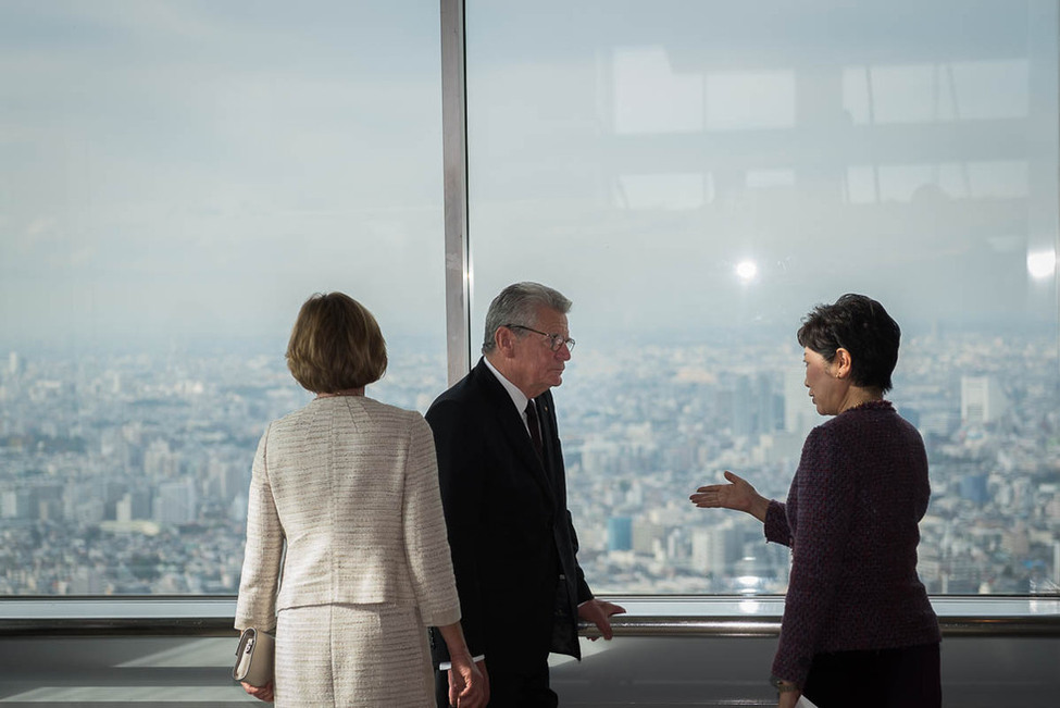 Bundespräsident Joachim Gauck und Daniela Schadt im Austausch mit der Gouverneurin der Präfektur Tokyo, Yuriko Koike, im 45. Stock des Tokyo Metropolitan Government Building anlässlich des offiziellen Besuchs in Japan