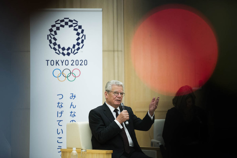 Bundespräsident Joachim Gauck im Austausch mit der Gouverneurin der Präfektur Tokyo, Yuriko Koike, im Tokyo Metropolitan Government Building anlässlich des offiziellen Besuchs in Japan