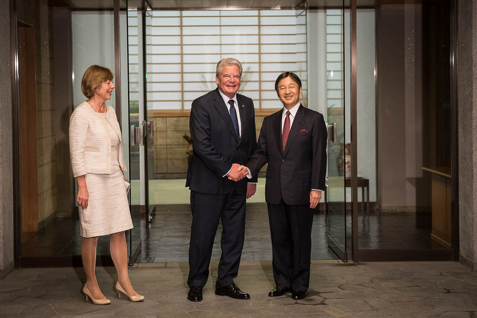 Bundespräsident Joachim Gauck und Daniela Schadt bei der Begrüßung durch den Kronprinzen Naruhito von Japan anlässlich des offiziellen Besuchs in Japan