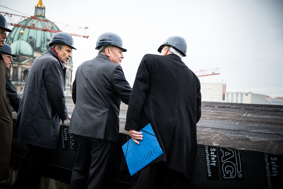 Bundespräsident Joachim Gauck beim Rundgang auf der Dachterrasse der Baustelle des Berliner Schlosses im Humboldt Forum in Berlin-Mitte 