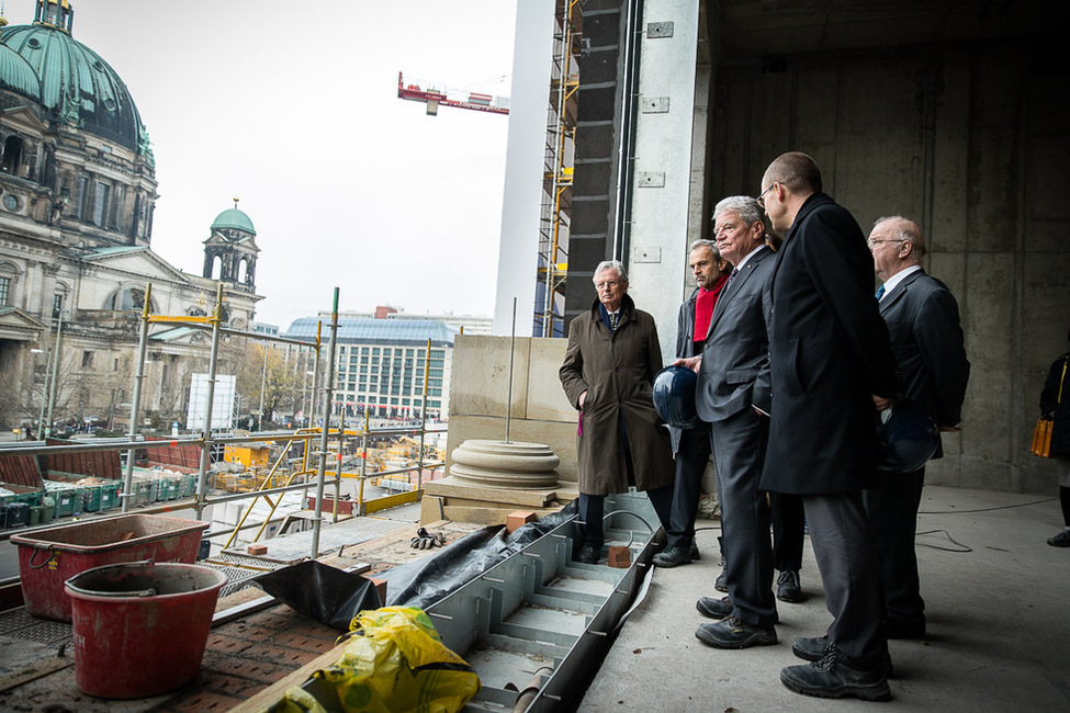 Bundespräsident Joachim Gauck beim Rundgang im 1. Stock der Baustelle des Berliner Schlosses im Humboldt Forum in Berlin-Mitte 