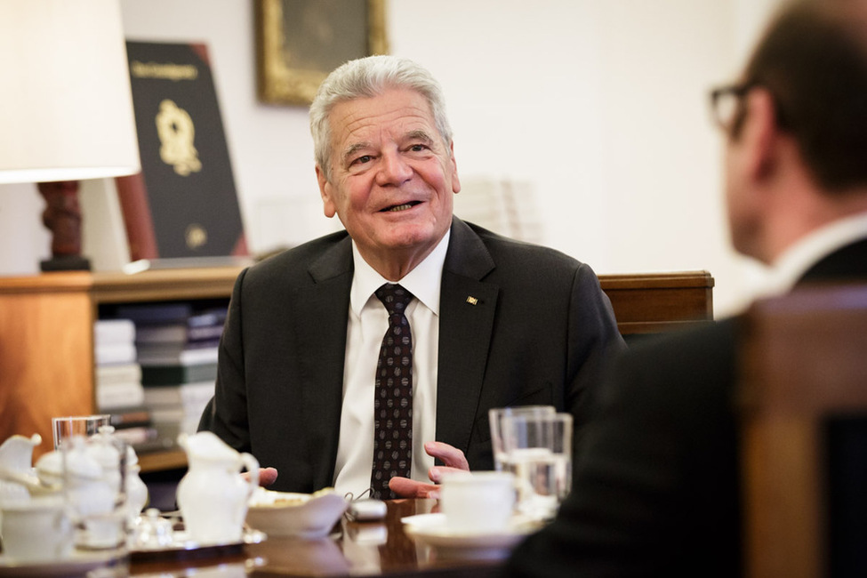 Bundespräsident Joachim Gauck beim Gespräch mit Claudia Kade, Ulf Poschardt und Beat Balzli im Amtszimmer bei einem Interview mit der Welt am Sonntag