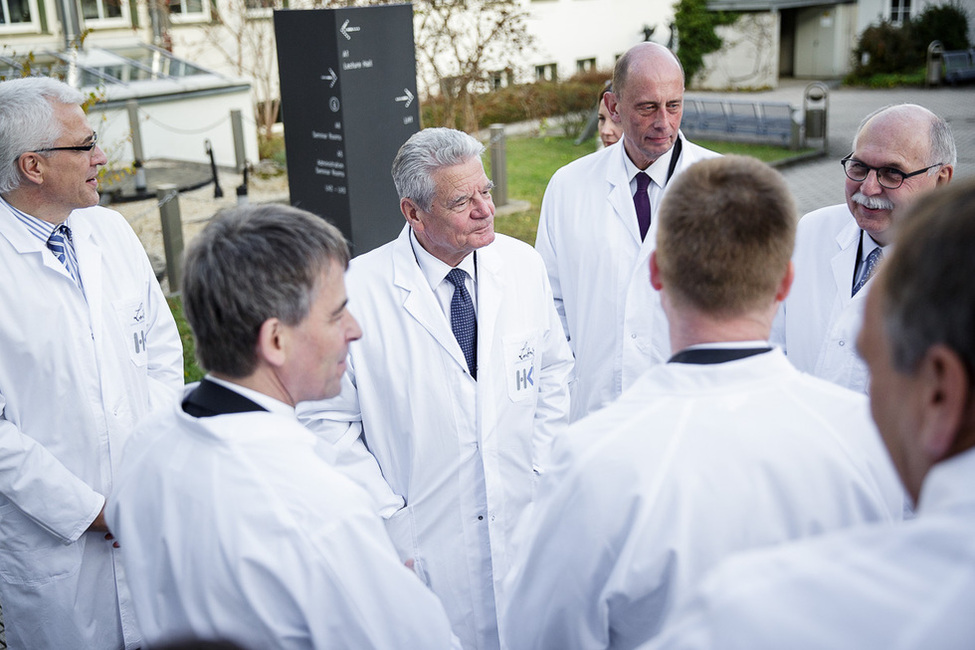 Bundespräsident Joachim Gauck beim Rundgang durch das Labor des Hans-Knöll-Instituts im Leibniz-Institut für Naturstoff-Forschung und Infektionsbiologie anlässlich seines Besuchs in Jena unter dem Motto 'Verantwortung vor Ort'