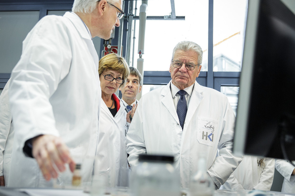 Bundespräsident Joachim Gauck und Daniela Schadt beim Rundgang durch das Labor des Hans-Knöll-Instituts im Leibniz-Institut für Naturstoff-Forschung und Infektionsbiologie anlässlich seines Besuchs in Jena unter dem Motto 'Verantwortung vor Ort'