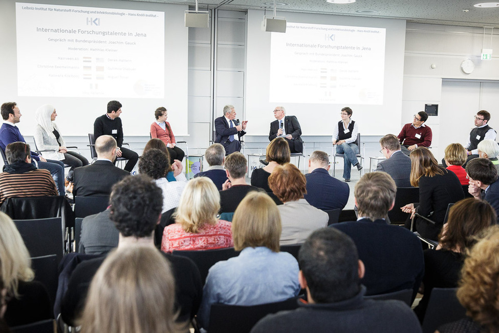 Bundespräsident Joachim Gauck beim Gespräch zum Thema 'Internationale Forschungstalente in Jena' im Hörsaal des Hans-Knöll-Instituts im Leibniz-Institut für Naturstoff-Forschung und Infektionsbiologie anlässlich seines Besuchs in Jena 