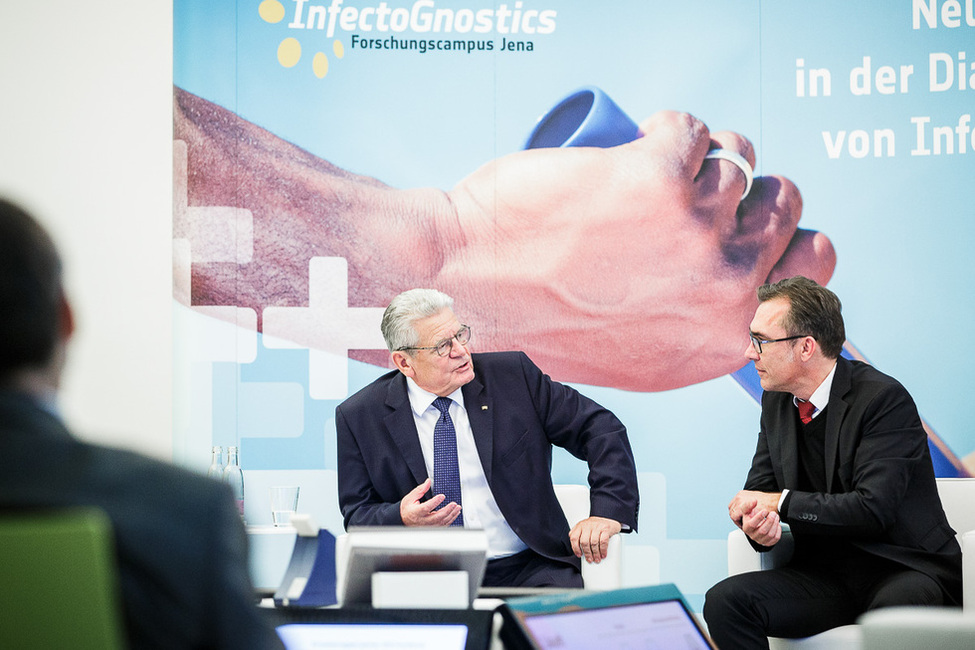 Bundespräsident Joachim Gauck beim Gespräch zum Thema „Schnellere Diagnostik für eine bessere Behandlung" beim InfectoGnostics Forschungscampus Jena e. V. anlässlich seines Besuchs in Jena unter dem Motto 'Verantwortung vor Ort'