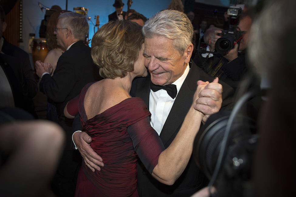 Bundespräsident Joachim Gauck und Daniela Schadt tanzen einen Walzer bei der Eröffnung des Bundespresseballs 2016 im Ballsaal des Hotel Adlon in Berlin 