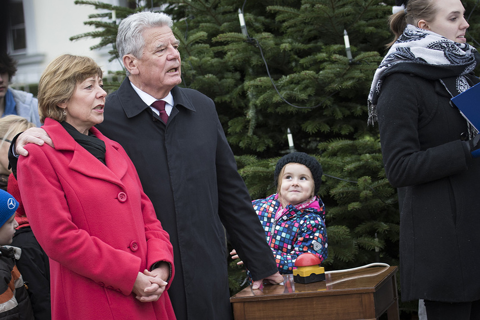 Bundespräsident Joachim Gauck und Daniela Schadt singen Adventslieder mit dem Chor der Kurt-Tucholsky-Oberschule im Schlosspark anlässlich des Entzünden der Lichter am Weihnachtsbaum in Schloss Bellevue 