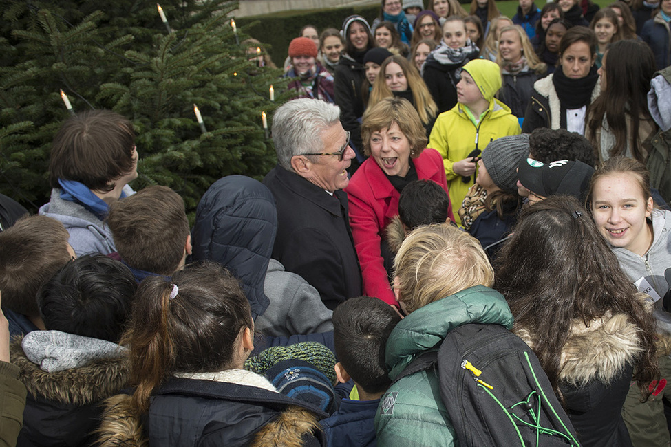 Bundespräsident Joachim Gauck und Daniela Schadt schalten die Beleuchtung des Baumes mit Hilfe von Kindern an anlässlich des Entzünden der Lichter am Weihnachtsbaum in Schloss Bellevue 