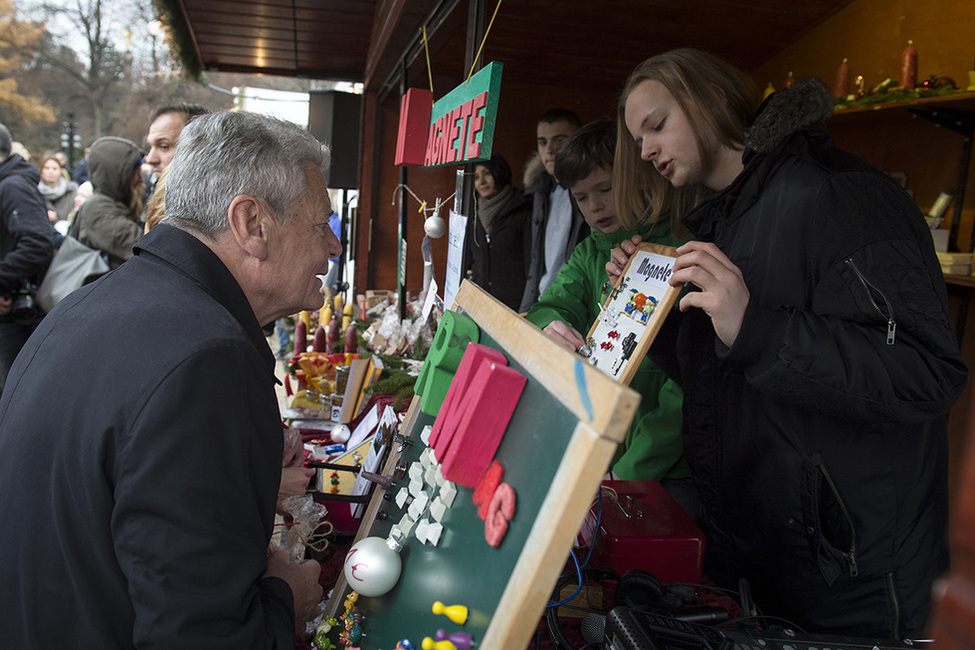 Bundespräsident Joachim Gauck beim Besuch des Weihnachtsmarktes der Deutschen Kinder- und Jugendstiftung anlässlich des Entzünden der Lichter am Weihnachtsbaum in Schloss Bellevue 