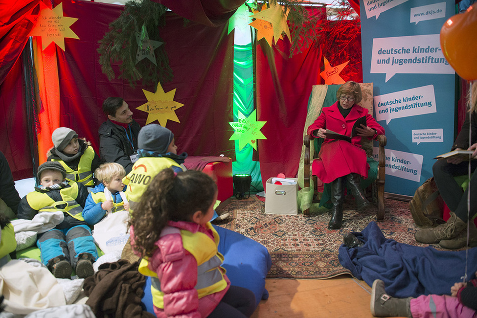 Daniela Schadt ließt den Kindern im Märchenzelt des Weihnachtsmarktes der Deutschen Kinder- und Jugendstiftung anlässlich des Entzünden der Lichter am Weihnachtsbaum in Schloss Bellevue vor