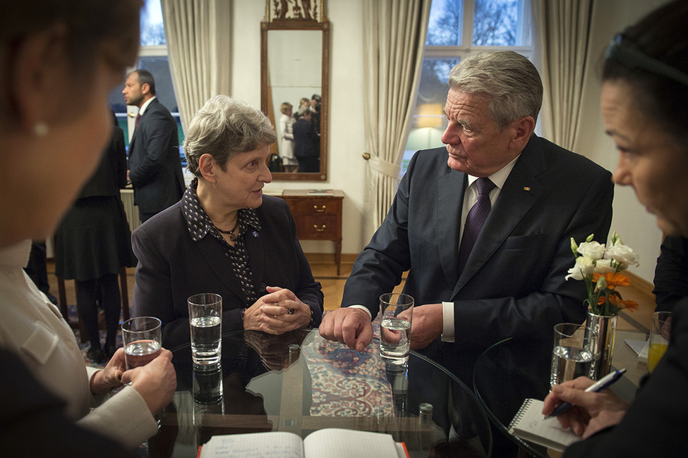 Bundespräsident Joachim Gauck im Gespräch mit Preisträgerin Swetlana Gannushkina, russische Menschenrechtlerin, anlässlich des Gesprächs mit den Trägern des 'Alternativen Nobelpreises 2016' im Gartensalon von Schloss Bellevue 