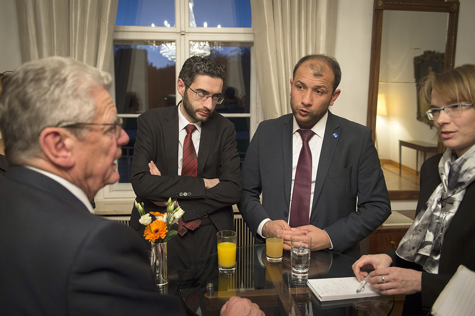 Bundespräsident Joachim Gauck im Gespräch mit Preisträgern Farouq Habib (links) und Raed Saleh (rechts) der syrischen Hilfsorganisation Syria Civil Defence anlässlich des Gesprächs mit den Trägern des 'Alternativen Nobelpreises 2016' in Schloss Bellevue 