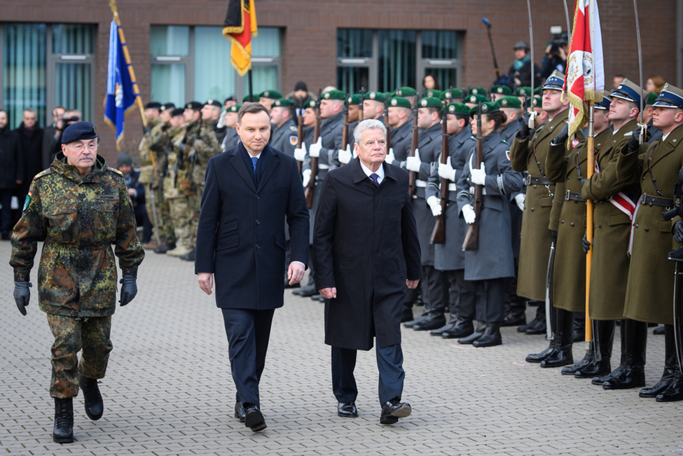 Bundespräsident Joachim Gauck bei der Begrüßung mit militärischen Ehren durch das Multinationale Korps Nordost der NATO in Begleitung des polnischen Staatspräsidenten, Andrzej Duda, anlässlich seines Besuchs in Stettin