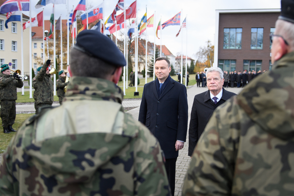 Bundespräsident Joachim Gauck bei der offiziellen Begrüßungszeremonie mit militärischen Ehren durch das Multinationale Korps Nordost der NATO in Begleitung des polnischen Staatspräsidenten, Andrzej Duda, anlässlich seines Besuchs in Stettin
