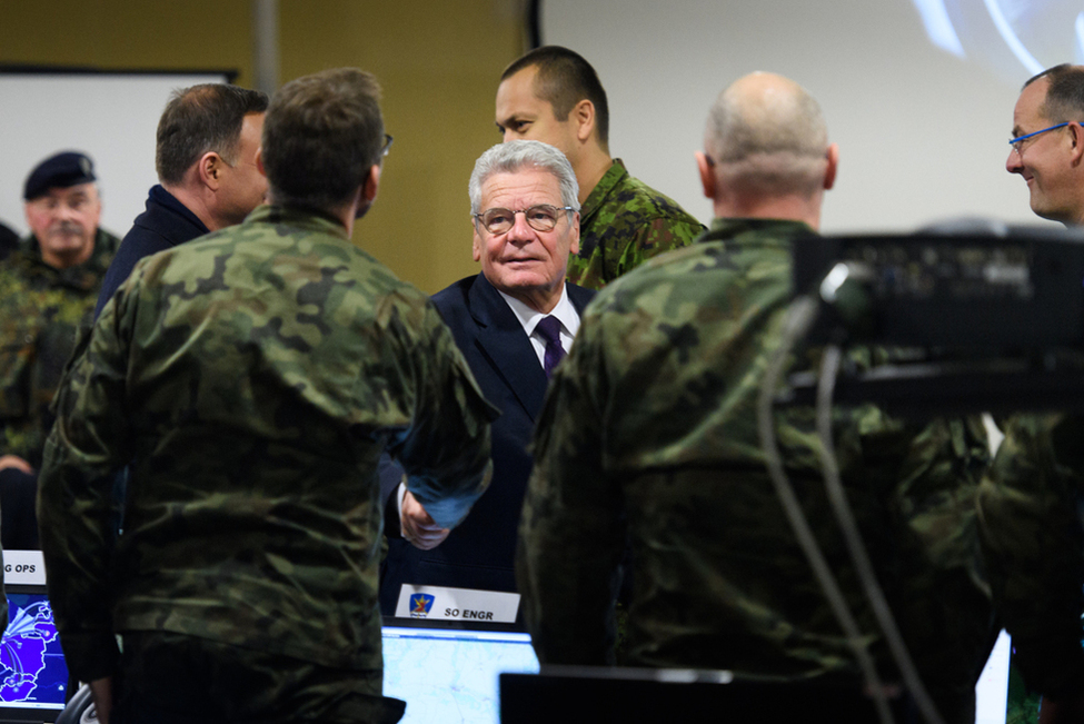 Bundespräsident Joachim Gauck beim gemeinsamen Rundgang durch den mobilen Gefechtsstand des Korps-Hauptquartiers mit dem polnischen Staatspräsidenten, Andrzej Duda, anlässlich seines Besuchs des Multinationalen Korps Nordost der NATO in Stettin