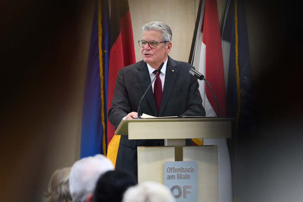 Bundespräsident Joachim Gauck hält eine Rede zum Thema 'Zusammenleben von Einheimischen und Zugewanderten' in der Aula der Theodor-Heuss-Schule anlässlich seines Besuchs in Offenbach am Main zum Thema Integration