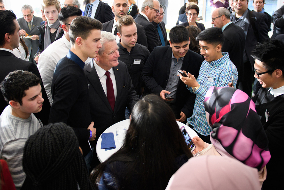 Bundespräsident Joachim Gauck bei der Begegnung mit Schülerinnen und Schülern der Theodor-Heuss-Schule, Bachschule sowie der Albert-Schweitzer-Schule und engagierte Bürgerinnen und Bürger anlässlich seines Besuchs in Offenbach zum Thema Integration