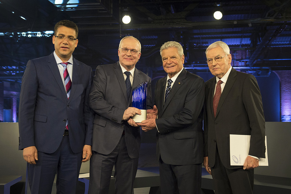 Bundespräsident Joachim Gauck überreicht den Deutschen Zukunftspreises 2016 an das Siegerteam des Projektes "Das faszinierende Material Carbonbeton – sparsam, schonend, schön"