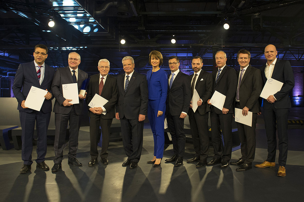 Bundespräsident Joachim Gauck mit dem Siegerteam, den Nominierten und Moderatorin Moderatorin Maybrit Illner in der Station Berlin anlässlich der Verleihung des Deutschen Zukunftspreises 2016 in der Station Berlin 