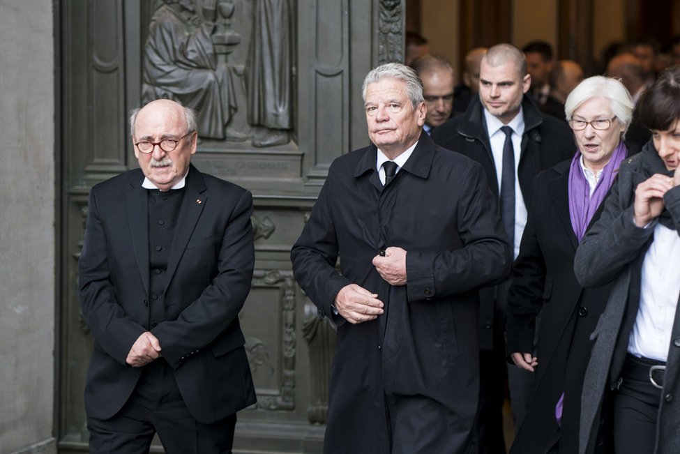 Bundespräsident Joachim Gauck beim Verlassen des Berliner Doms anlässlich seiner Teilnahme am Trauergottesdienst für Peter Hintze