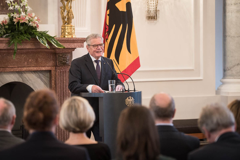 Bundespräsident Joachim Gauck hält eine Ansprache anlässlich der Verleihung des Großen Verdienstkreuzes mit Stern und Schulterband an Martin Schulz im Langhanssaal von Schloss Bellevue 