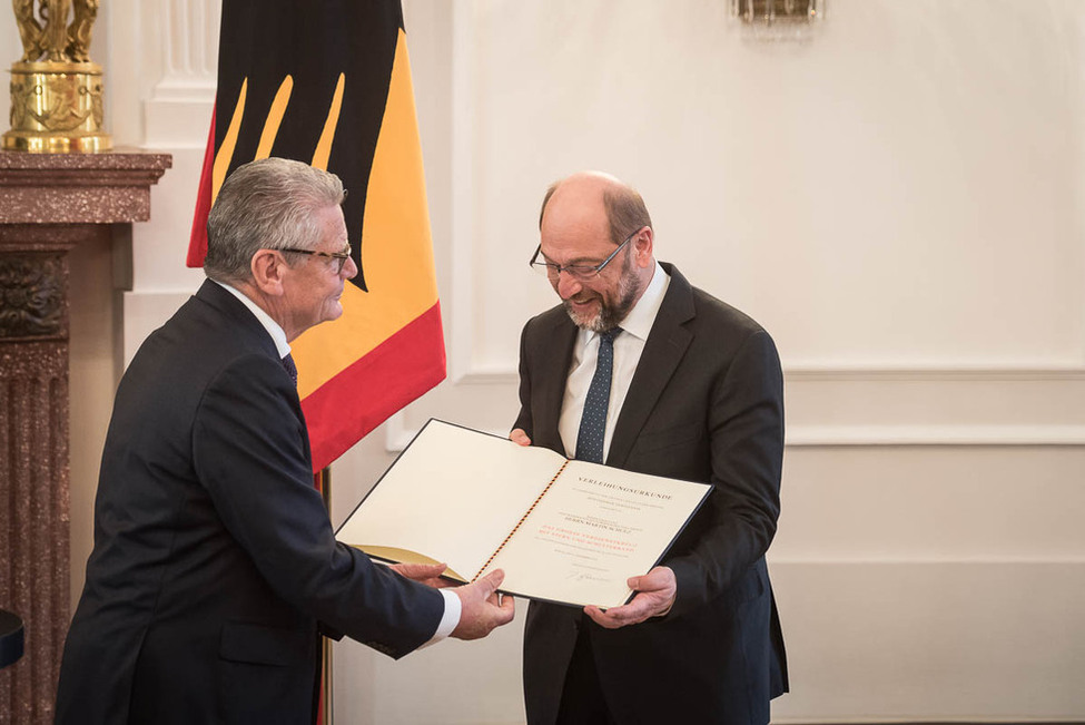 Bundespräsident Joachim Gauck überreicht das Große Verdienstkreuz mit Stern und Schulterband an Martin Schulz im Langhanssaal von Schloss Bellevue 