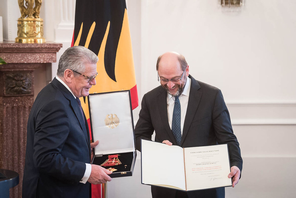 Bundespräsident Joachim Gauck überreicht das Große Verdienstkreuz mit Stern und Schulterband an Martin Schulz im Langhanssaal von Schloss Bellevue 