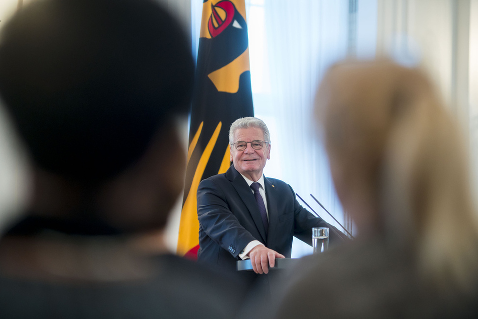 Bundespräsident Joachim Gauck hält eine Ansprache im Großen Saal bei der Verleihung des Verdienstordens zum Tag des Ehrenamtes in Schloss Bellevue