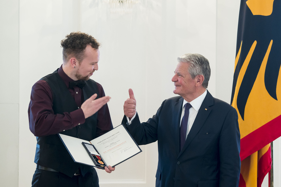Bundespräsident Joachim Gauck bei der Auszeichnung von Daniel-Alexander Canal mit der Verdienstmedaille anlässlich der Verleihung des Verdienstordens zum Tag des Ehrenamtes in Schloss Bellevue