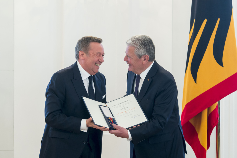 Bundespräsident Joachim Gauck bei der Auszeichnung von Roland Kaiser mit dem Verdienstkreuz am Bande anlässlich der Verleihung des Verdienstordens zum Tag des Ehrenamtes in Schloss Bellevue