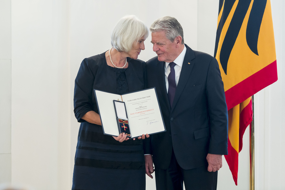 Bundespräsident Joachim Gauck bei der Auszeichnung von Annemarie Knichel mit dem Verdienstkreuz am Bande anlässlich der Verleihung des Verdienstordens zum Tag des Ehrenamtes in Schloss Bellevue
