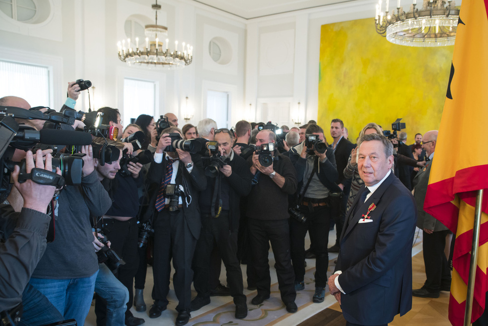 Medien bei der Auszeichnung von Roland Kaiser mit dem Verdienstkreuz am Bande anlässlich der Verleihung des Verdienstordens zum Tag des Ehrenamtes in Schloss Bellevue