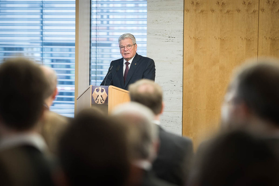 Bundespräsident Joachim Gauck hält eine Ansprache anlässlich seines Arbeitsbesuchs beim Bundesgerichtshof im Foyer der Bibliothek in Karlsruhe 