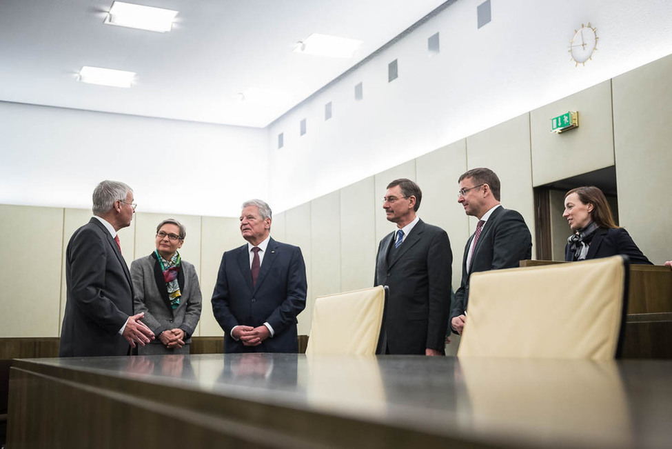 Bundespräsident Joachim Gauck beim Rundgang durch das Gebäude des Bundesgerichtshofs mit Bettina Limperg, Präsidentin des Bundesgerichtshofs, anlässlich in Karlsruhe 