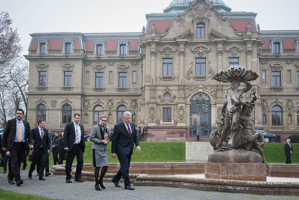Bundespräsident Joachim Gauck bei seiner Abreise vom Bundesgerichtshof in Karlsruhe anlässlich seines Arbeitsbesuchs vor Ort