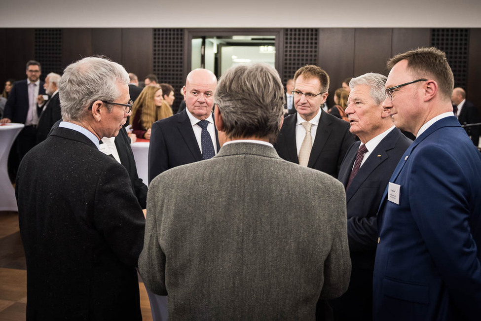 Bundespräsident Joachim Gauck beim Austausch mit Mitarbeiterinnen und Mitarbeitern anlässlich seines Arbeitsbesuchs beim Generalbundesanwalt in Karlsruhe