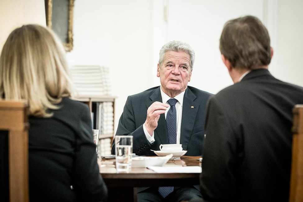 Bundespräsident Joachim Gauck beim Gespräch mit Stephan-Andreas Casdorff und Antje Sirleschtov im Amtszimmer bei einem Interview mit dem Tagesspiegel